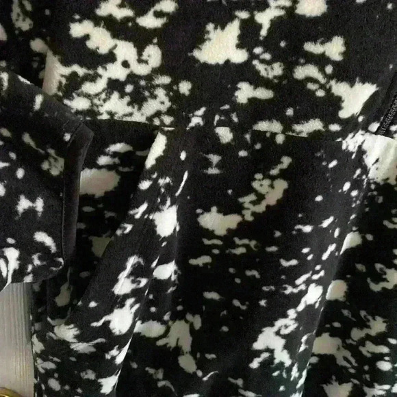 💜 Cow Print Black & White Soft 1/2 Zip Sweater/PullOver/Crew Neck - Picture 3 of 4